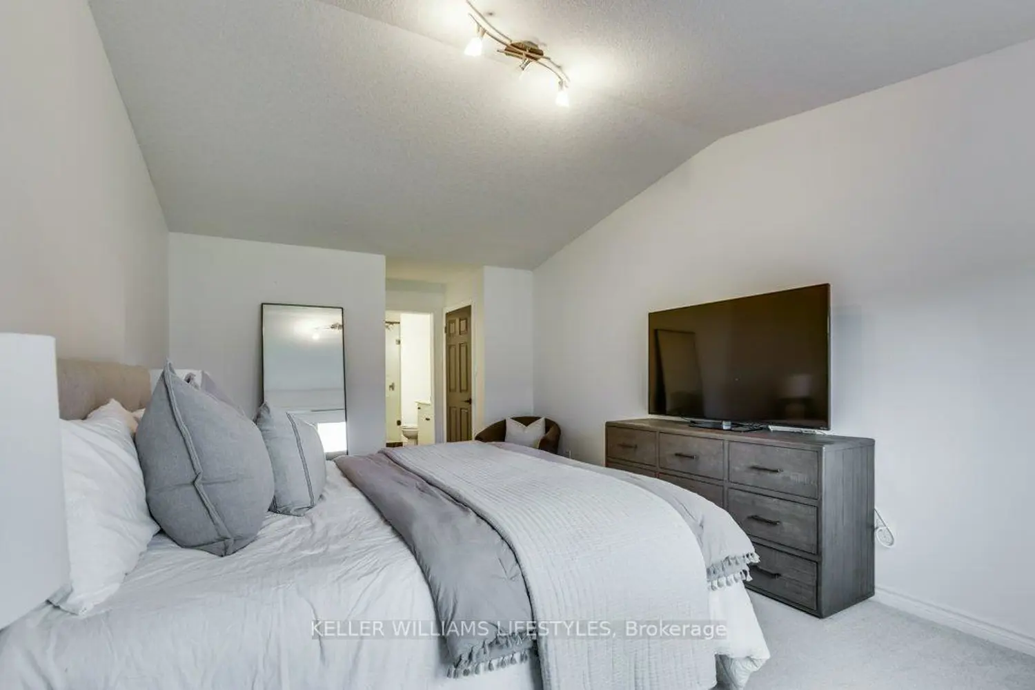 Additional image 13 of 2090 Denview Avenue