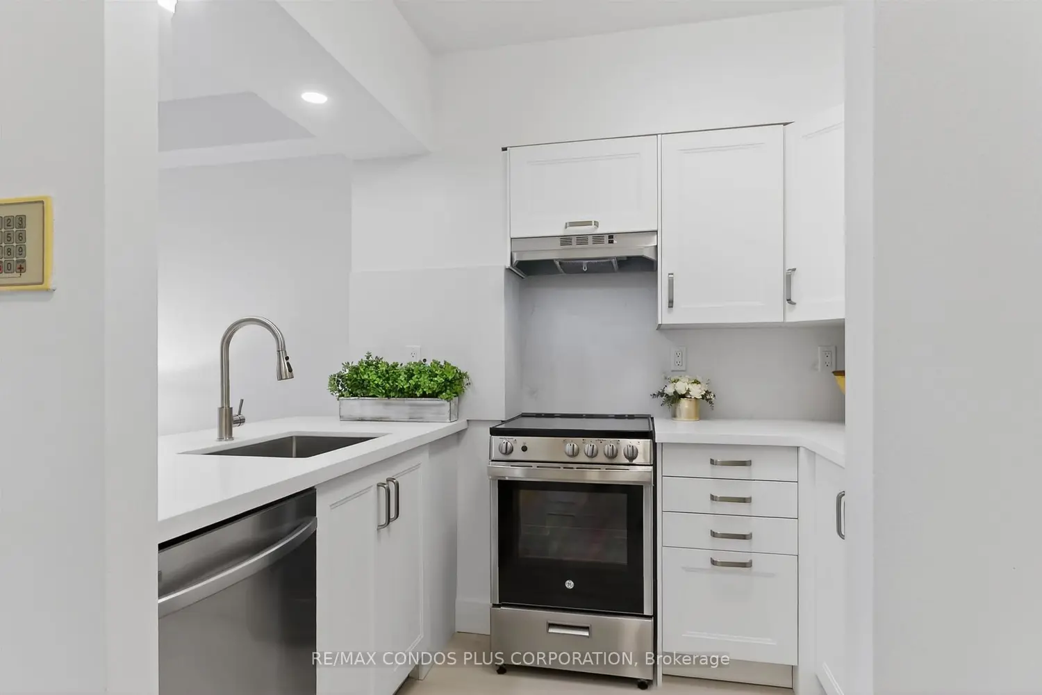 Additional image 5 of 736 Bay Street 1601