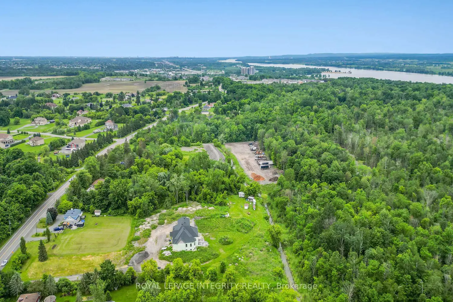 1695 Old Montreal Road photo 3