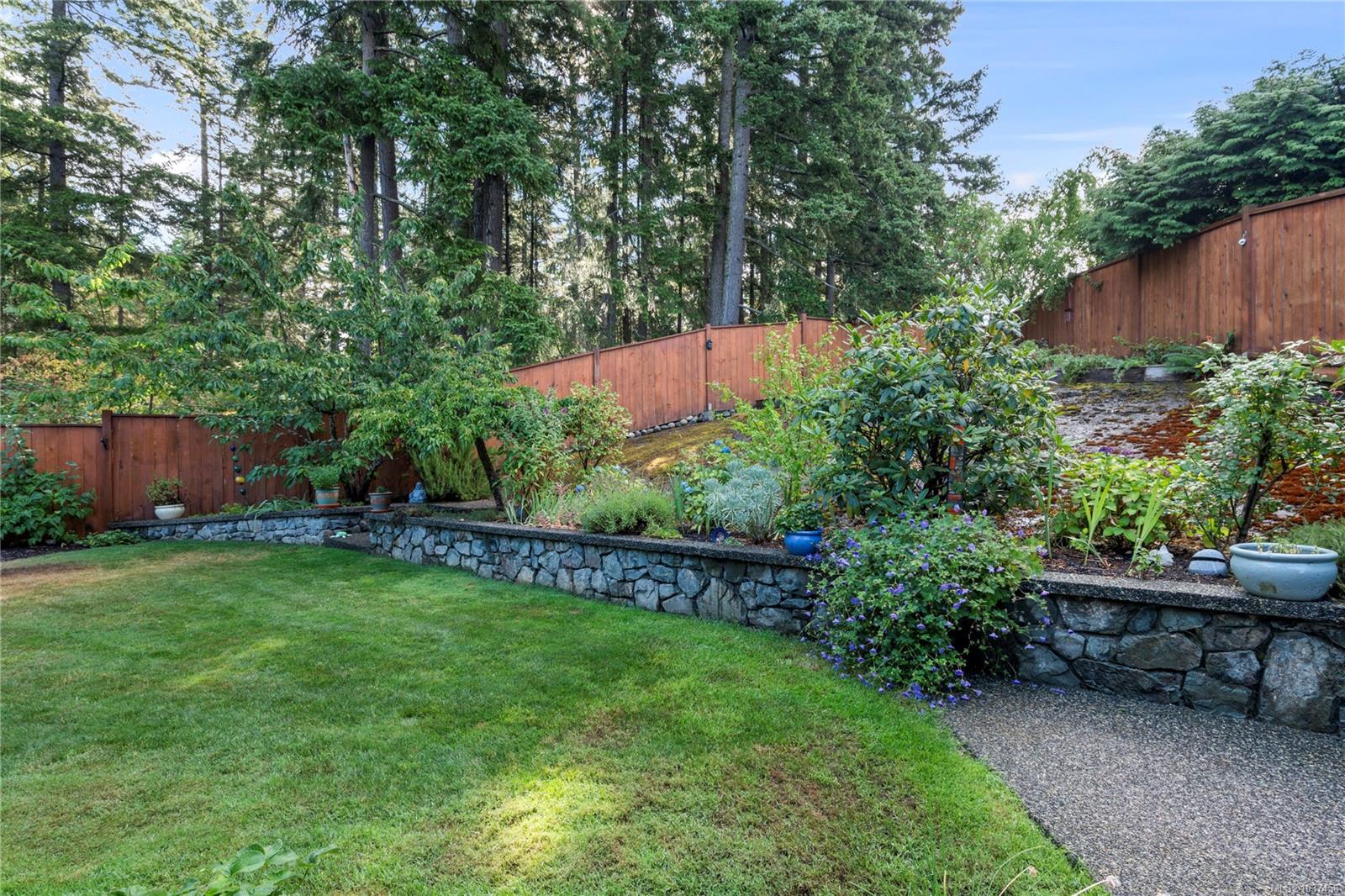 512 Martina Way, Nanaimo, BC, V9T 0E2 photo 2