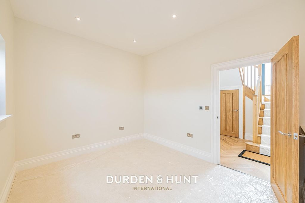 Additional image 10 of 4 bed detached house to rentMott Street, Loughton IG10