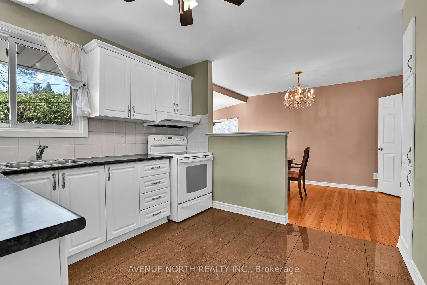 980 Wiseman Crescent photo 5