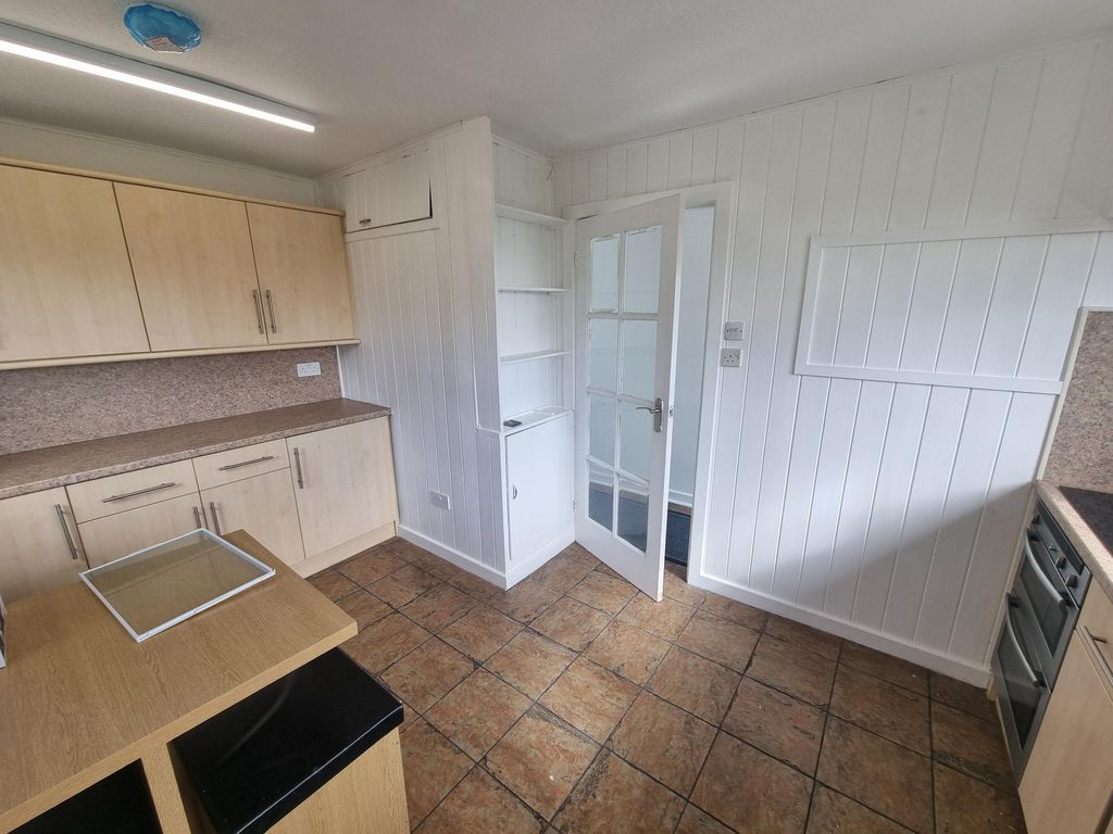 2 bed flat to rentThe Square, Pentraeth LL75 photo 5
