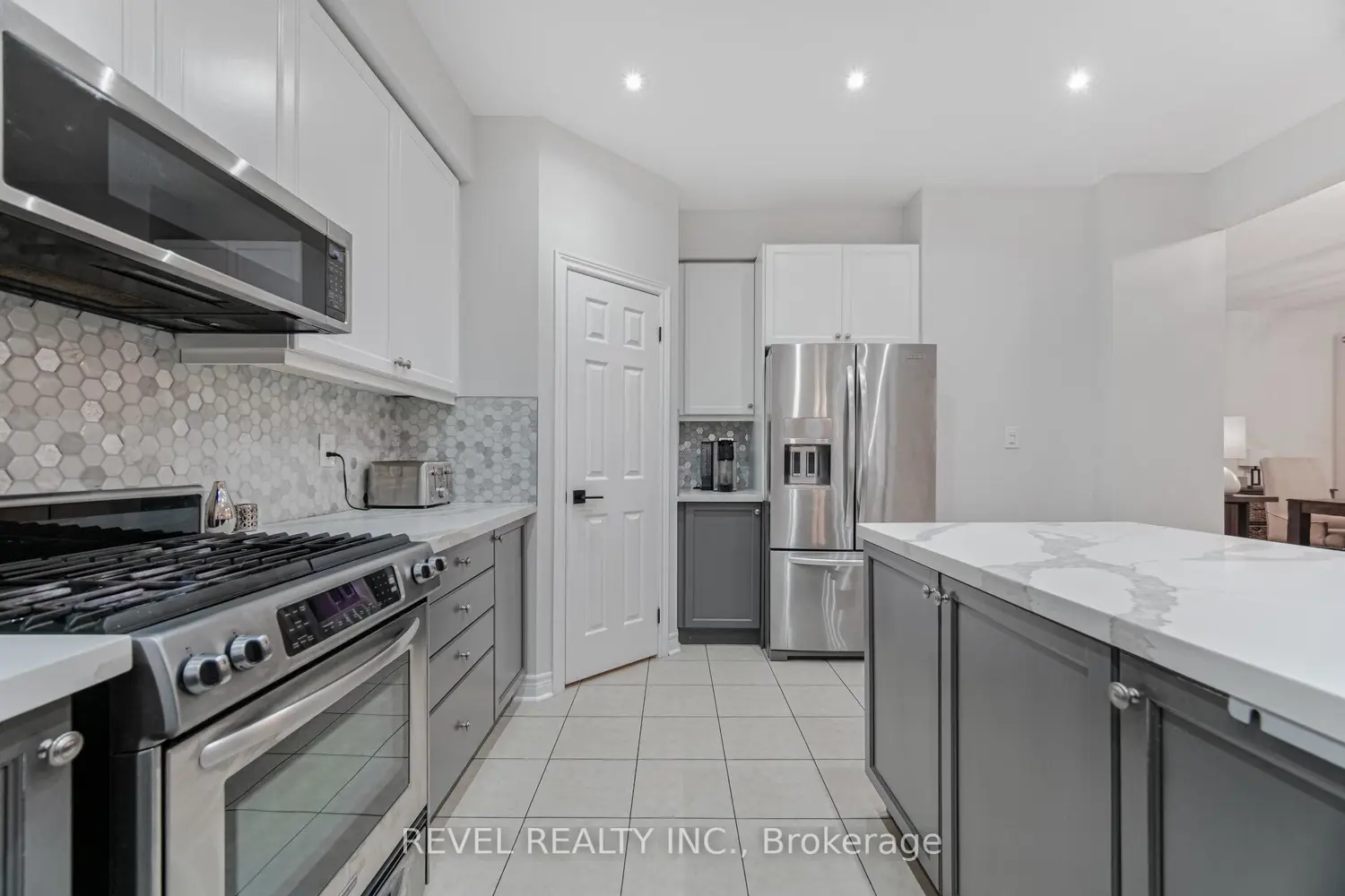 323 Bessborough Drive photo 5