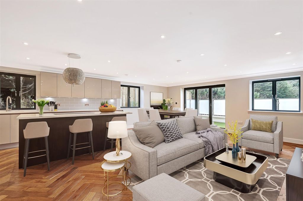Additional image 2 of 3 bed flat to rentManor Road, Chigwell IG7