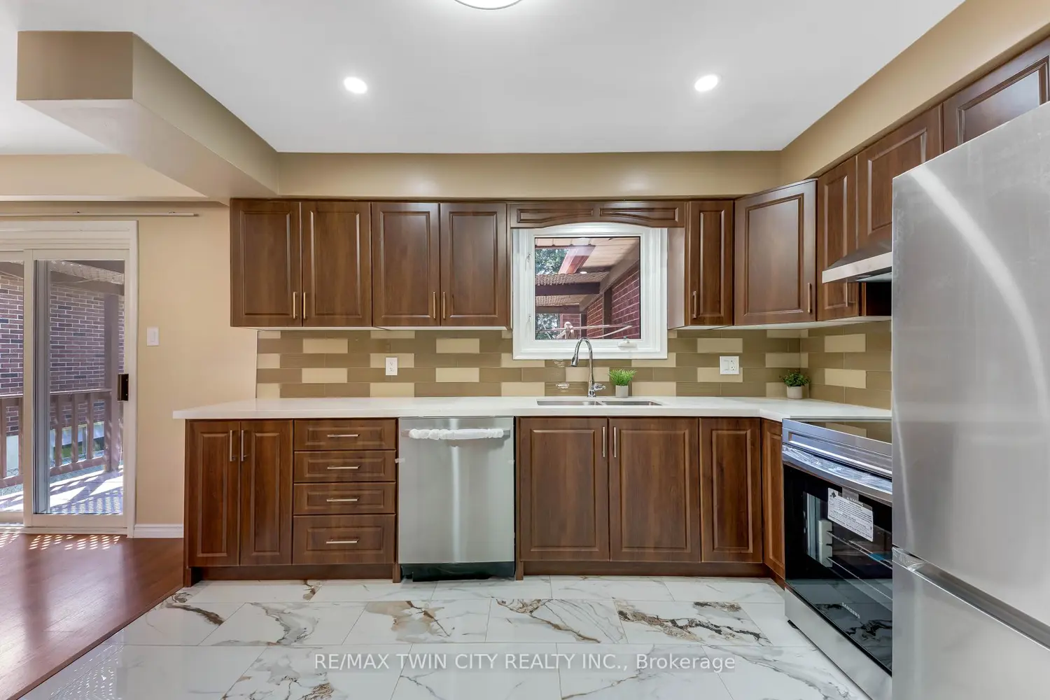 402 Lakeview Drive photo 4