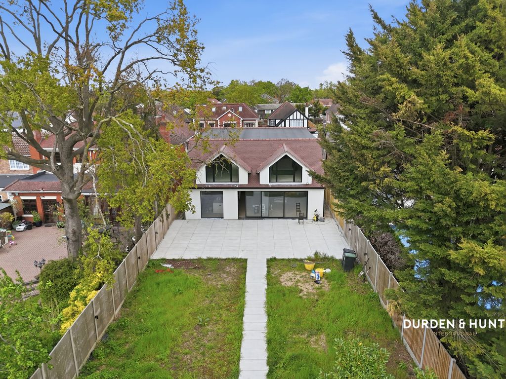 Additional image 20 of 4 bed detached bungalow to rentTomswood Road, Chigwell IG7