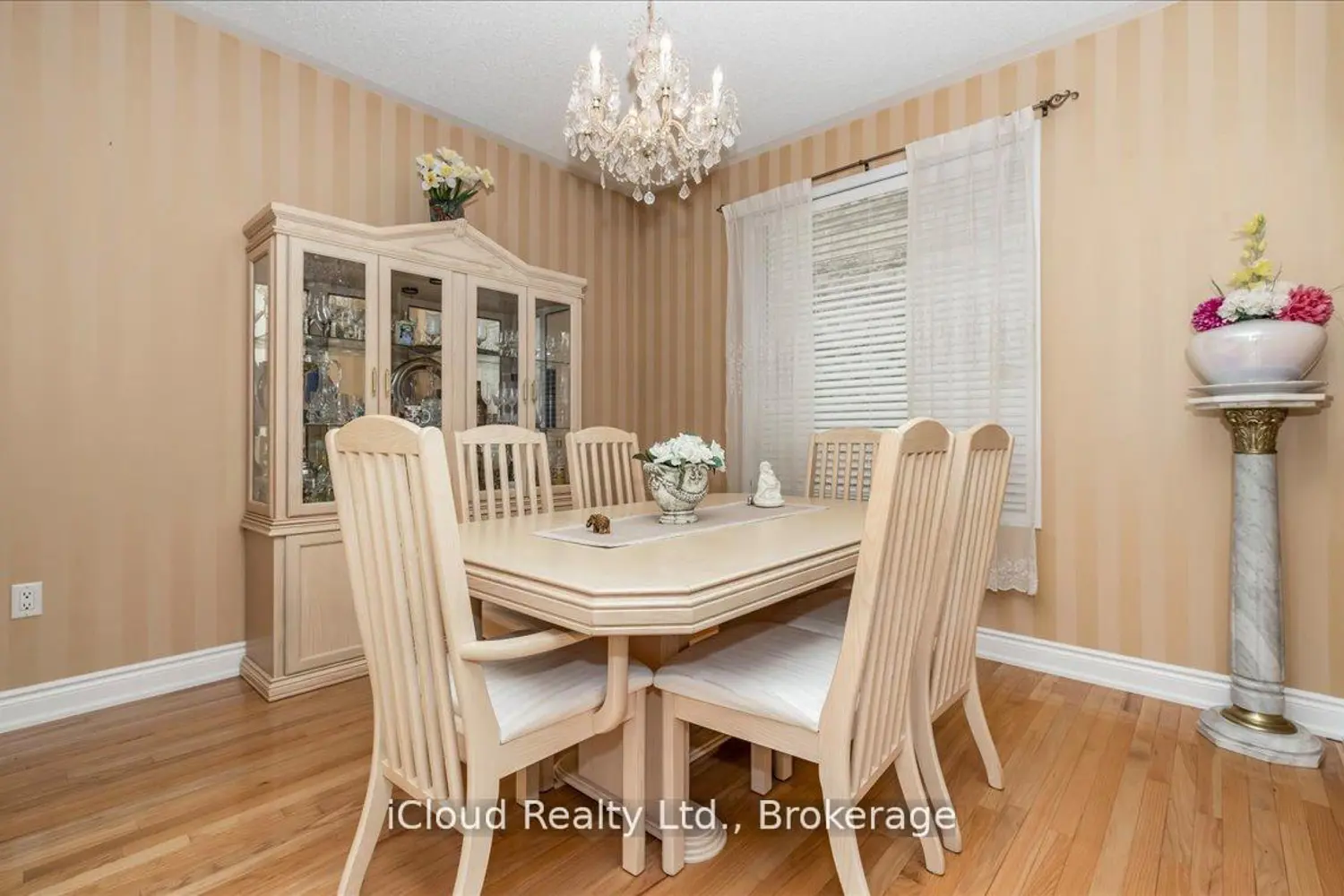 625 Laughren Crescent photo 2