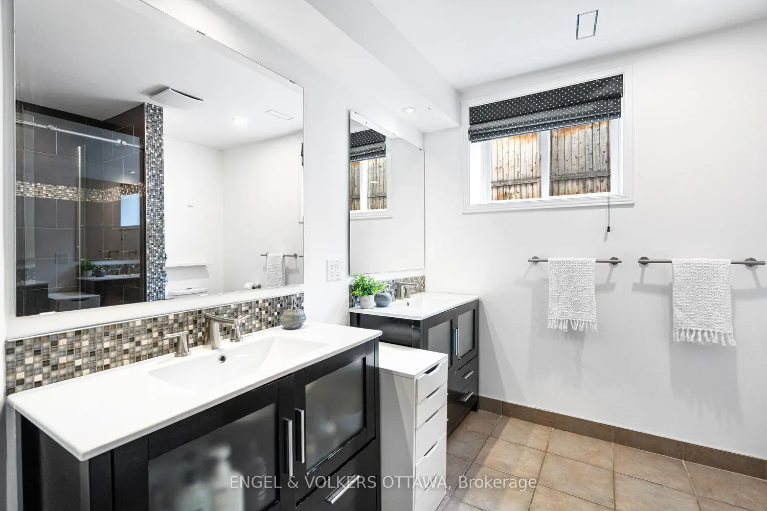 1926 Rideau Garden Drive photo 3