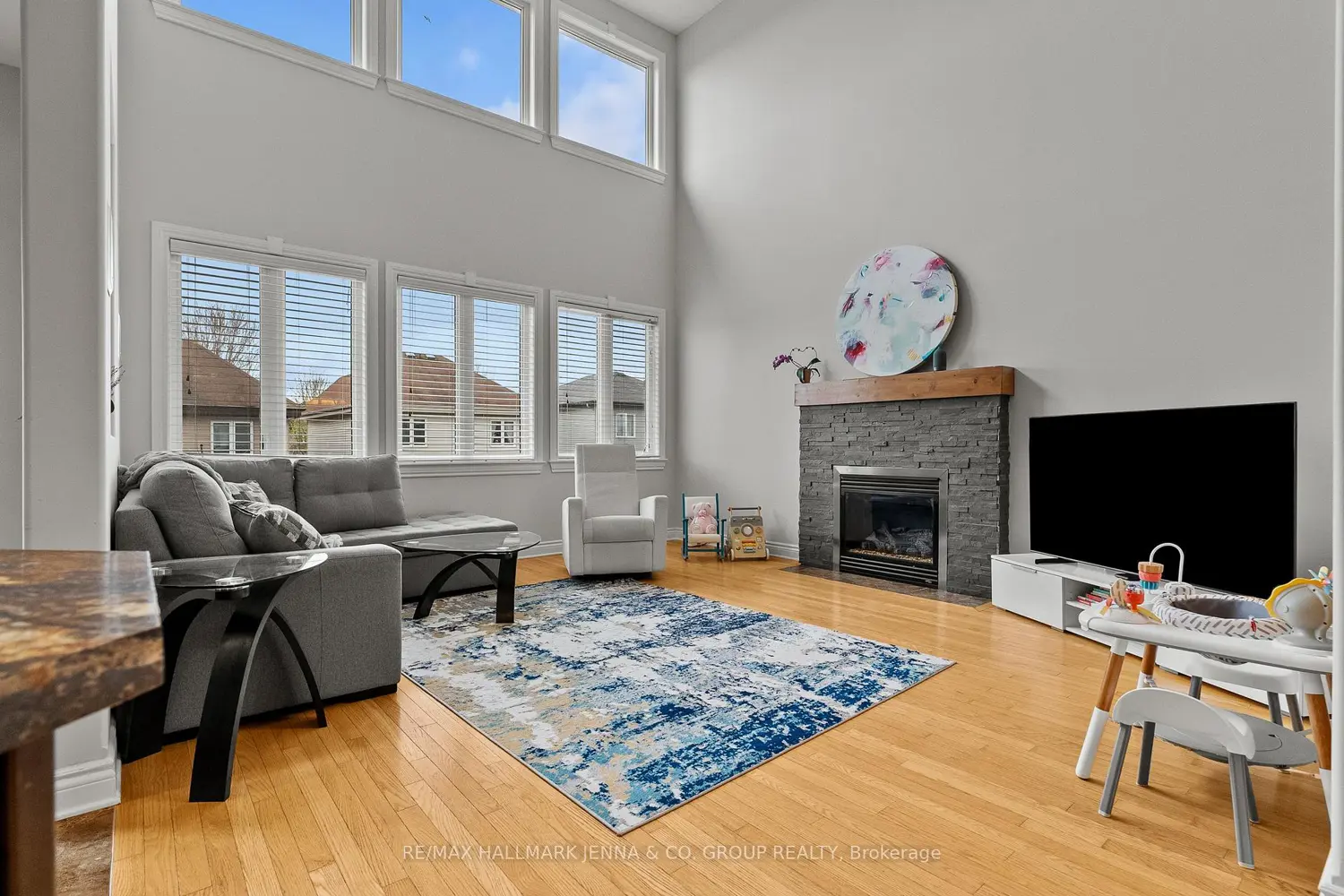 281 Topaze Crescent photo 4