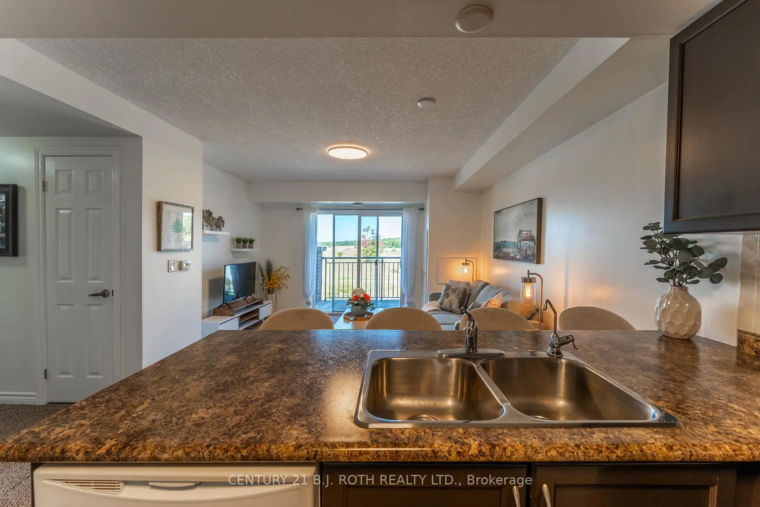 67 Kingsbury Square 403 photo 4