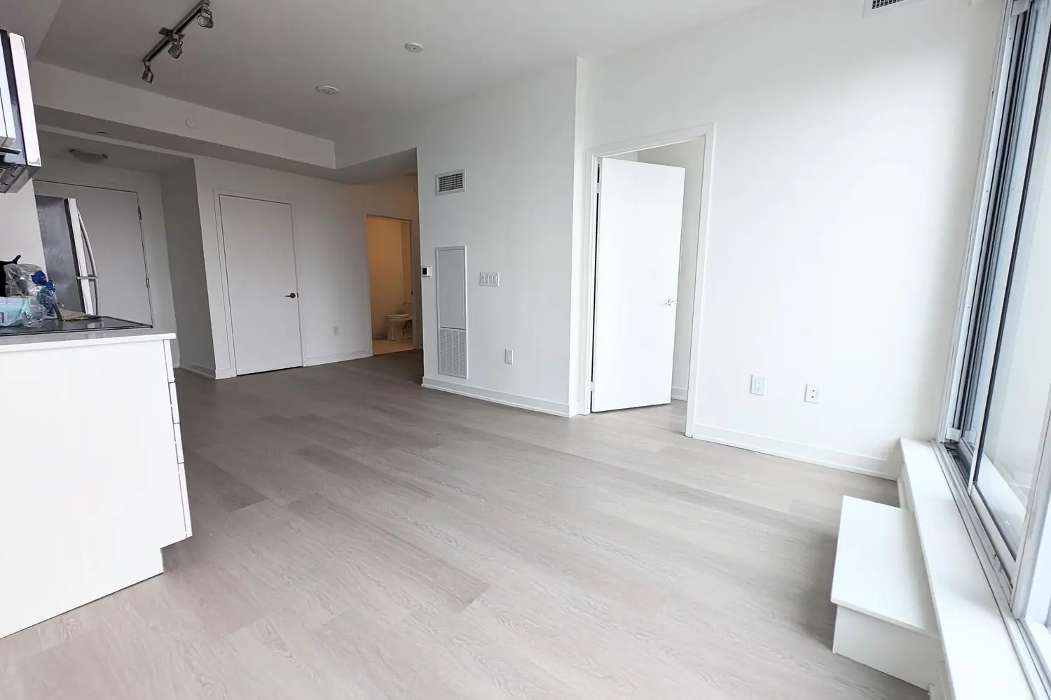 Additional image 3 of 859 The Queensway 910