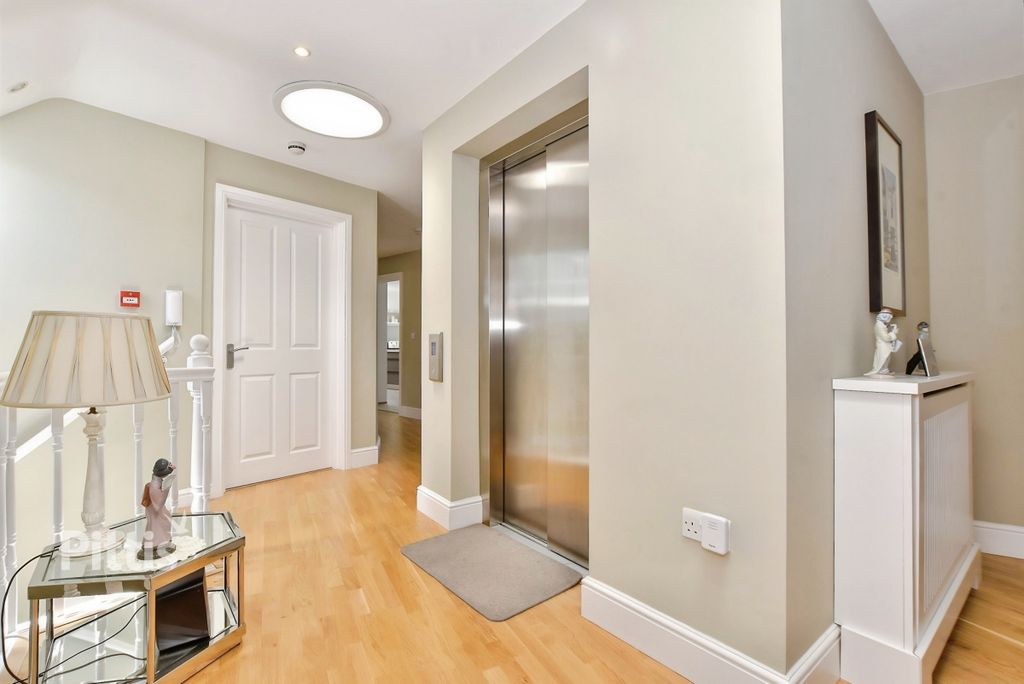 Additional image 8 of 3 bed flat to rentCliff Road, Totland Bay PO39