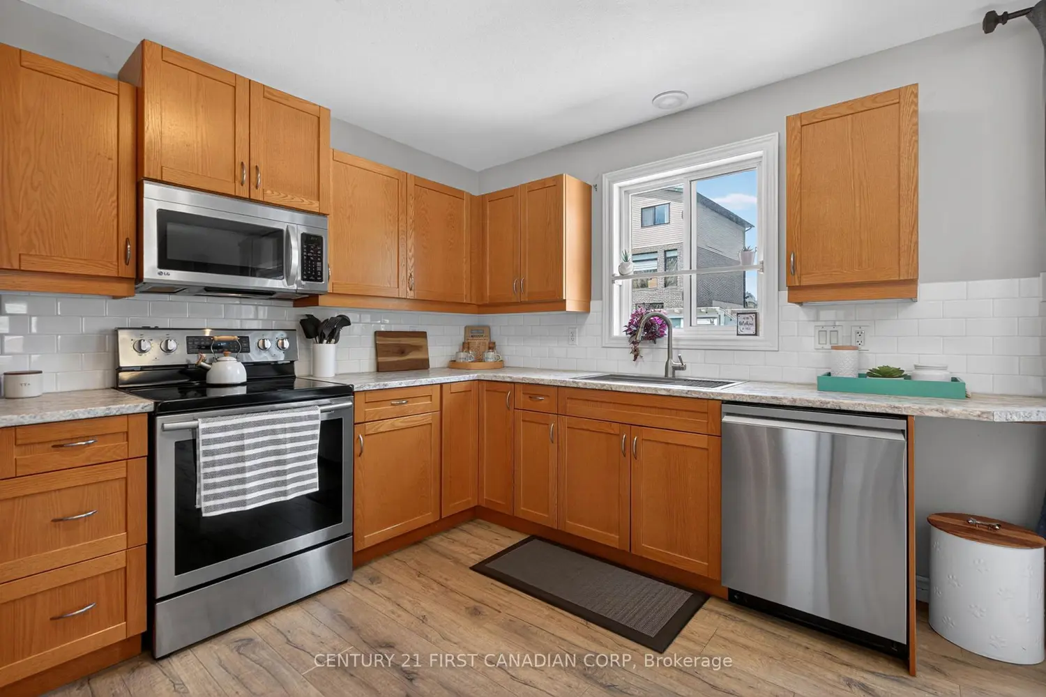 285 Thorne Drive photo 2