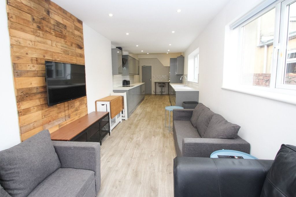 Additional image 3 of 7 bed shared accommodation to rentTelephone Road, Southsea, Hampshire PO4