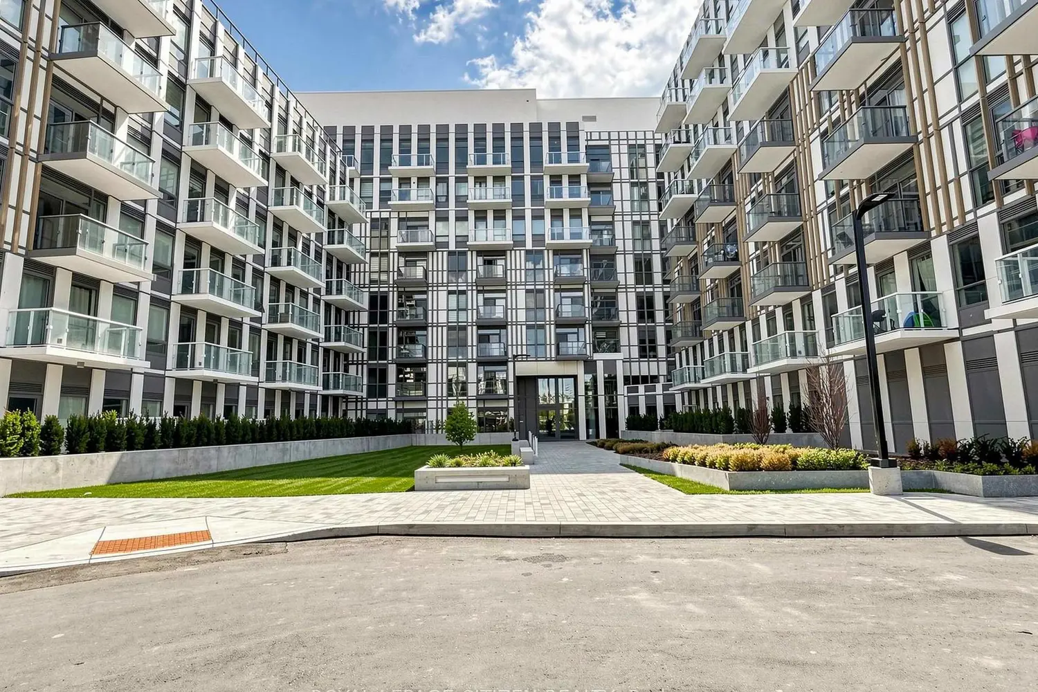 1005 Dundas Street 363