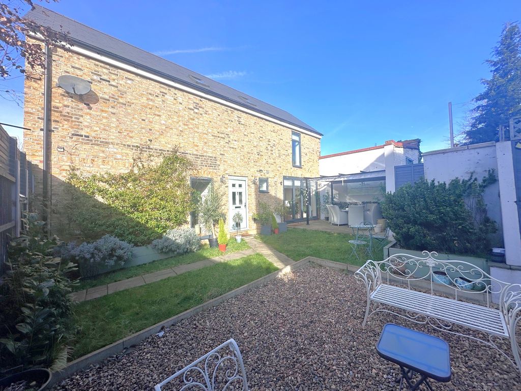 Additional image 5 of 4 bed detached house to rentBuntingbridge Road, Ilford IG2