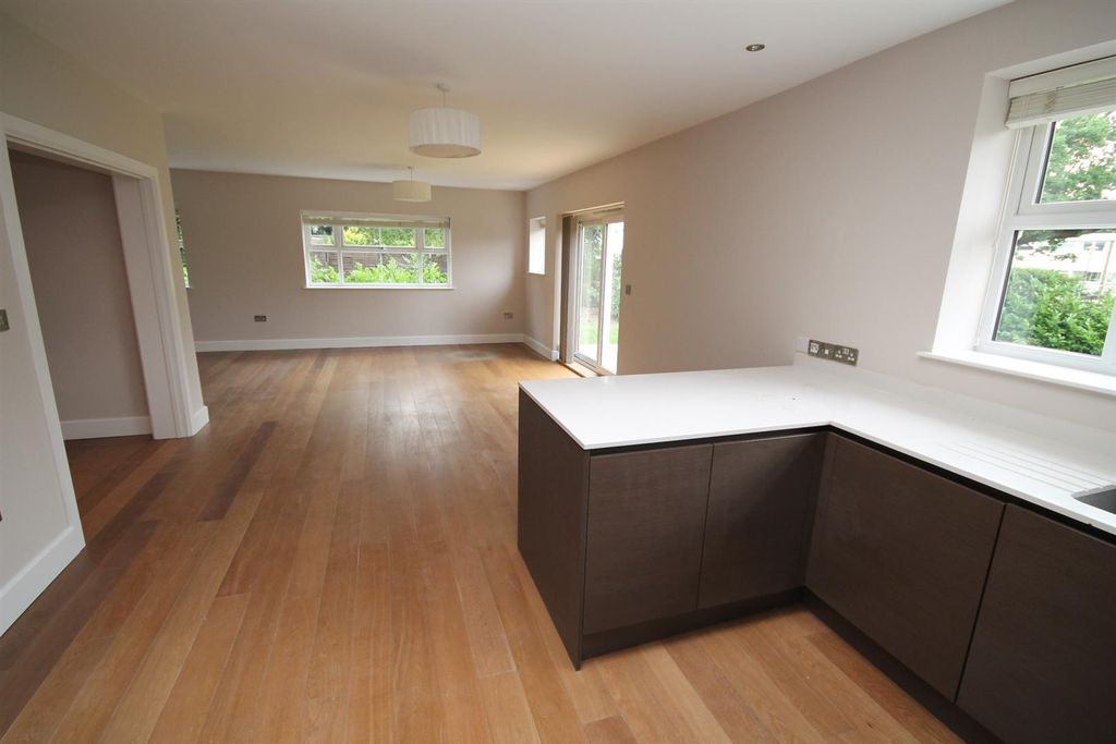 Additional image 6 of 3 bed flat to rentWilliam Court, 109-111 Manor Road, Chigwell, Essex IG7