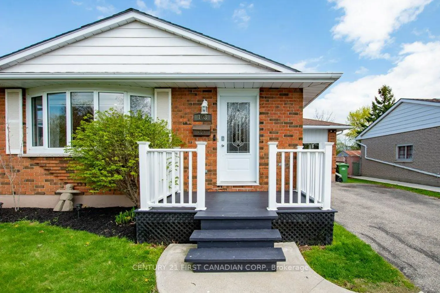 108 Lawrence Avenue photo 3