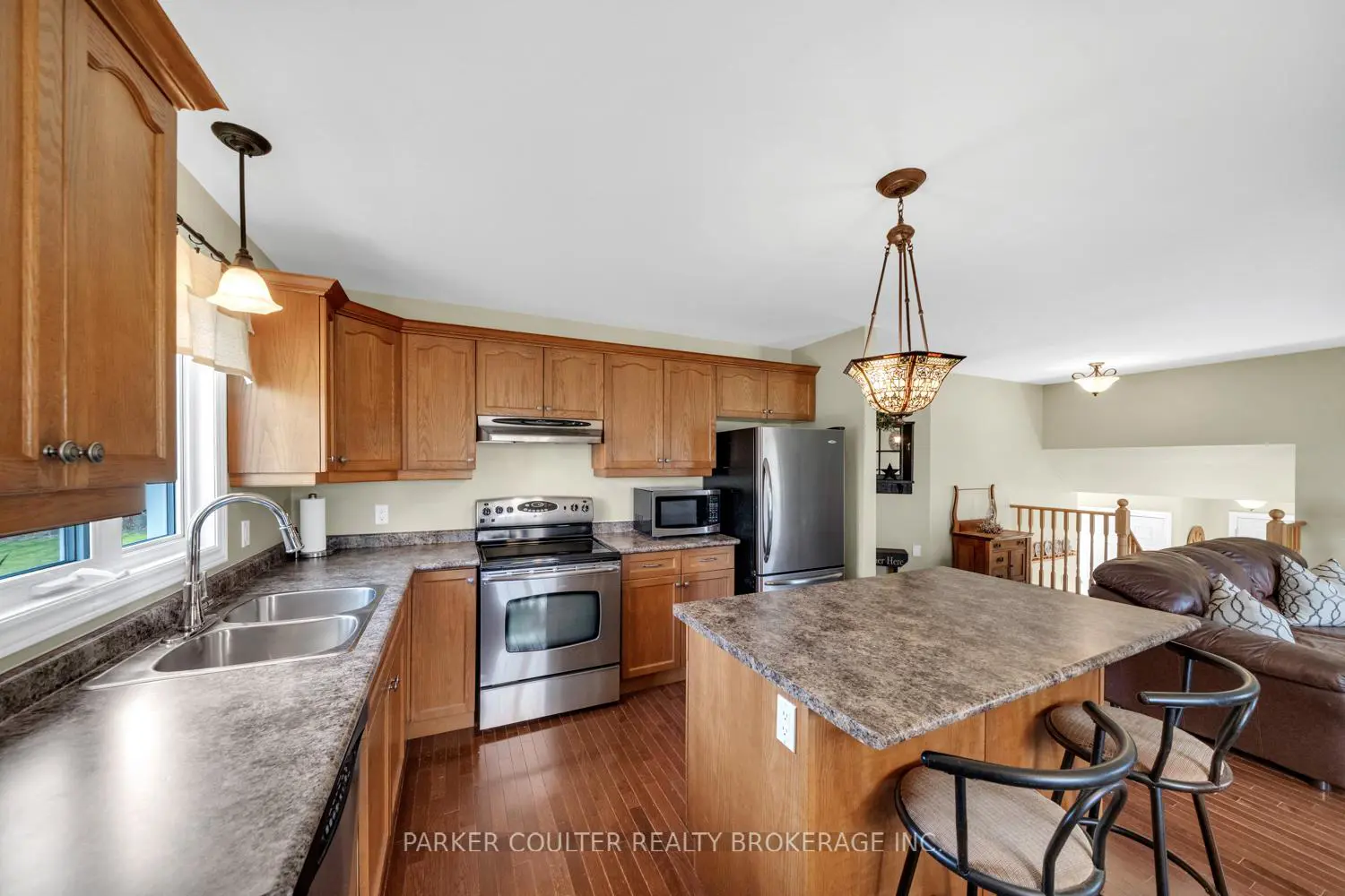 4676 Zachary Crescent photo 4