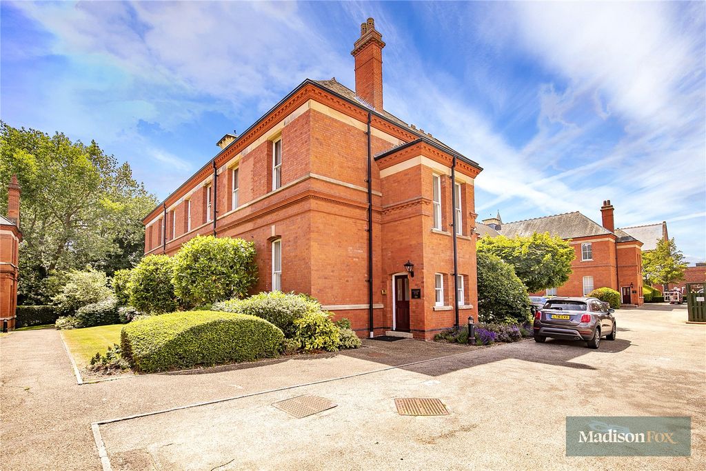 3 bed flat to rentAlexandra House, Richmond Drive, Woodford Green, Essex IG8