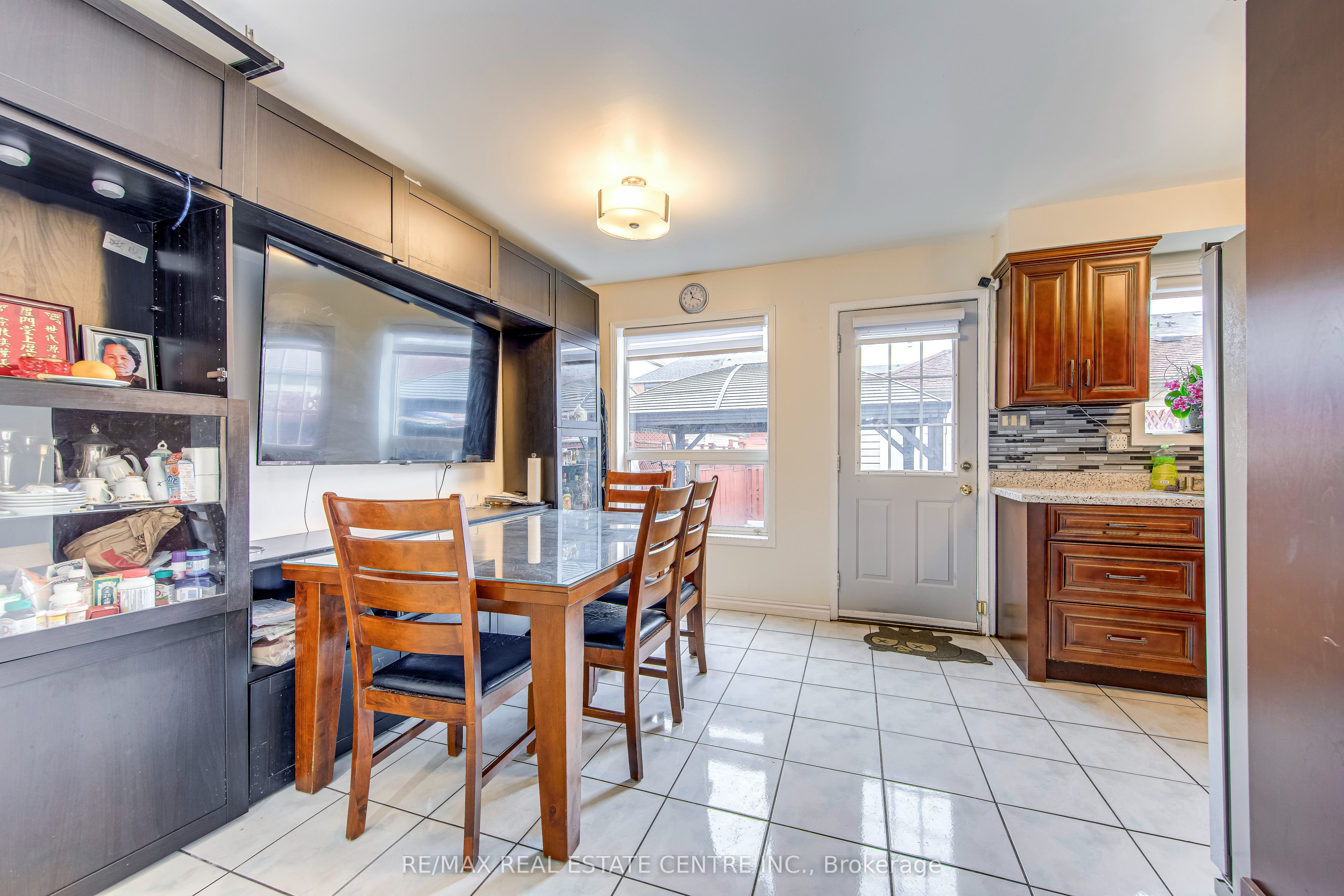 Additional image 5 of 2080 St Clair Avenue W, Toronto, ON, M6N 1K3