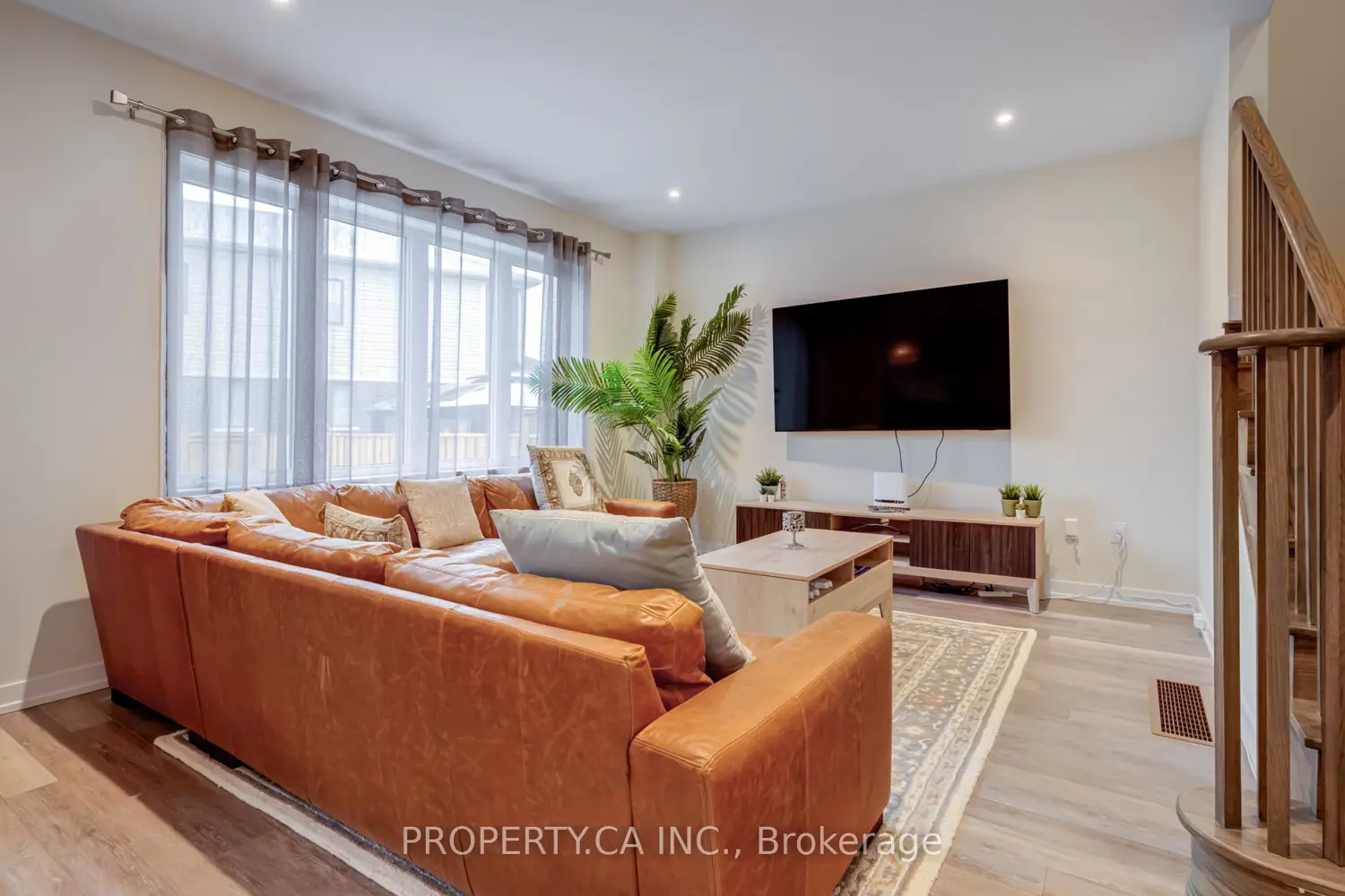 176 Whithorn Crescent photo 4