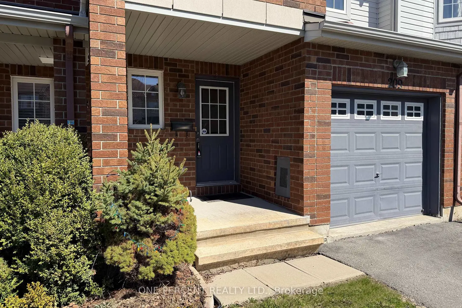 209 Rolling Meadow Crescent photo 2