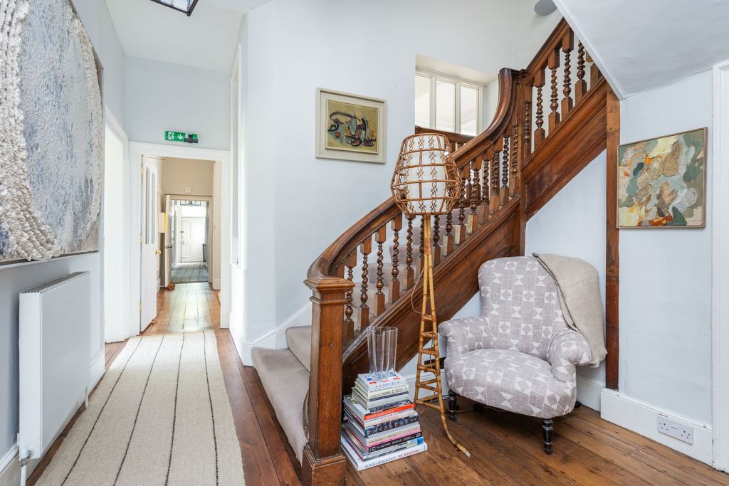 Additional image 8 of 8 bed detached house to rentThe Close, Winchester SO23