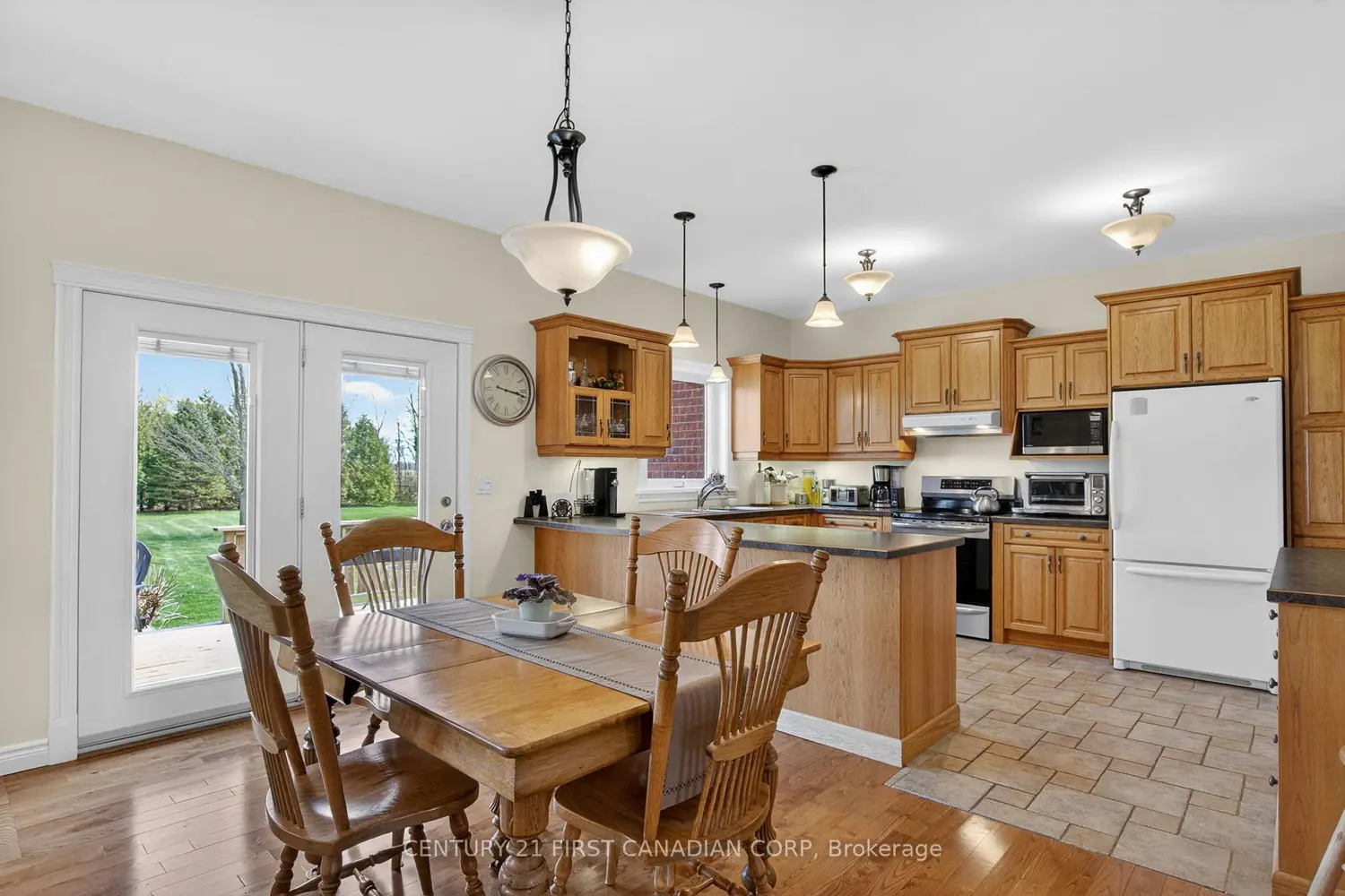 653 Peter Street photo 5