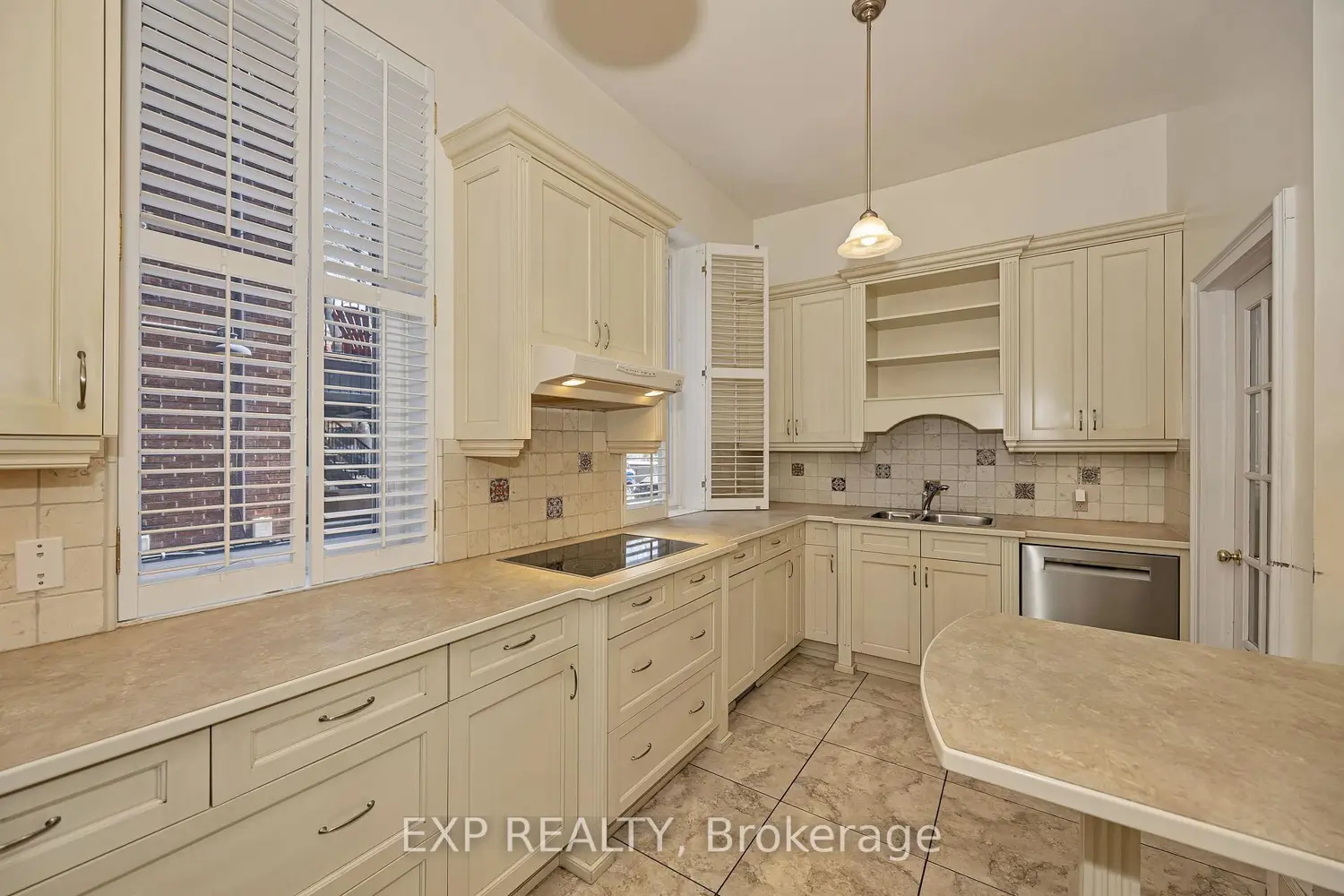 274 Daly Avenue 2 photo 5