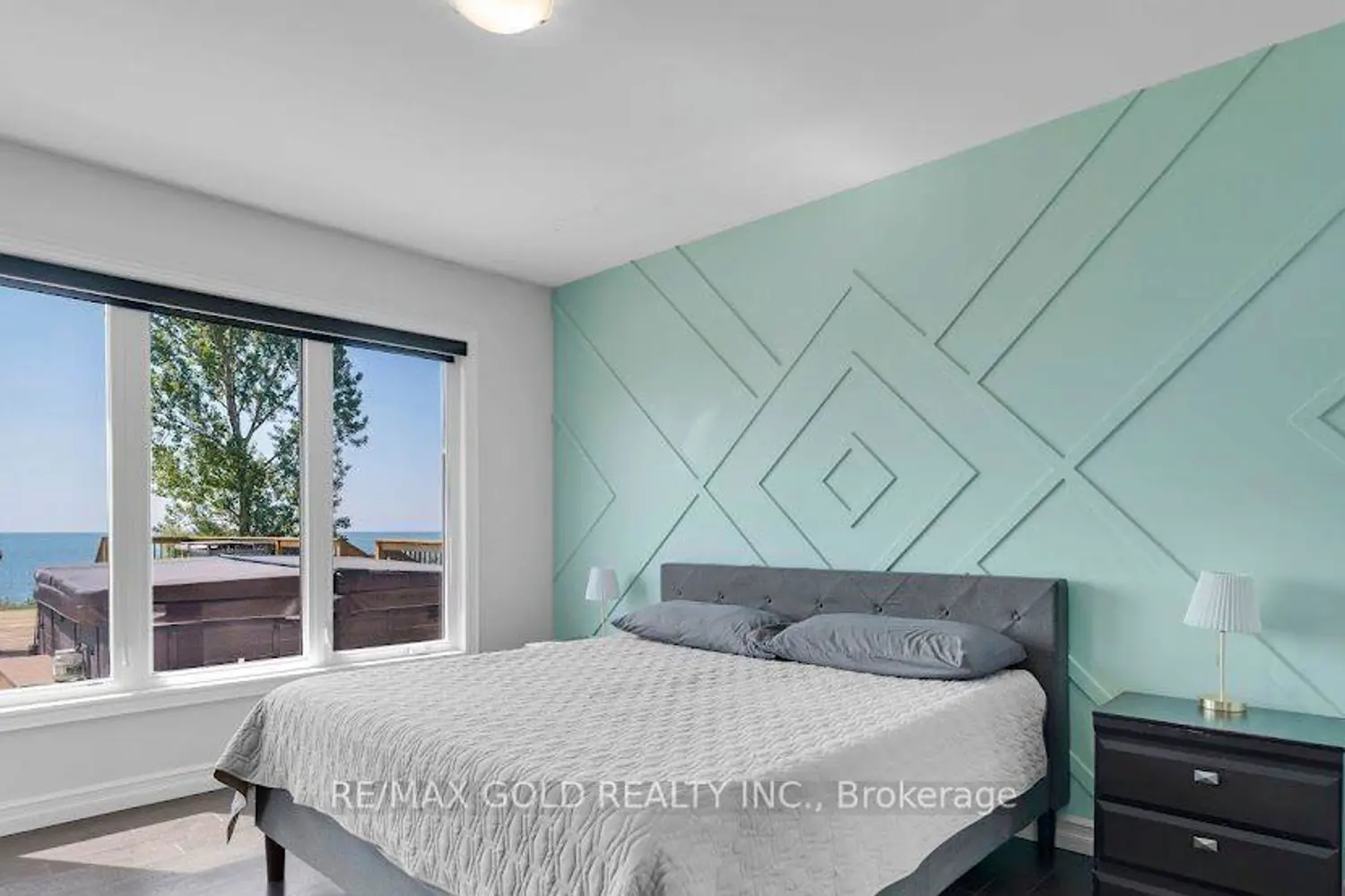 1932 Ocean Boulevard photo 2