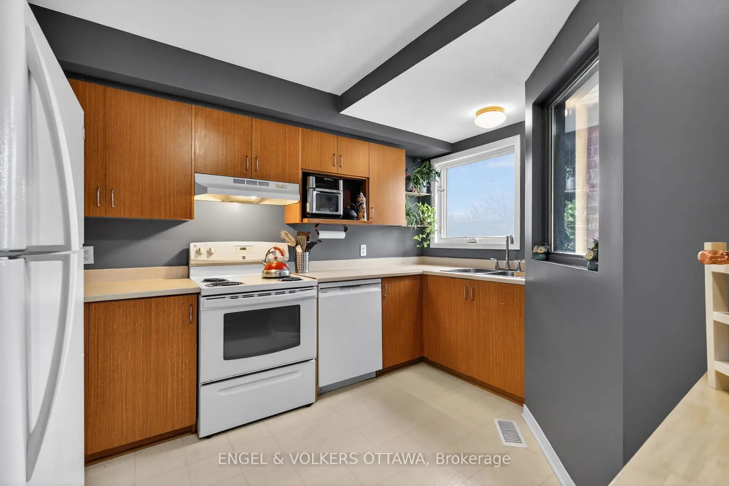 272 King Edward Avenue photo 3