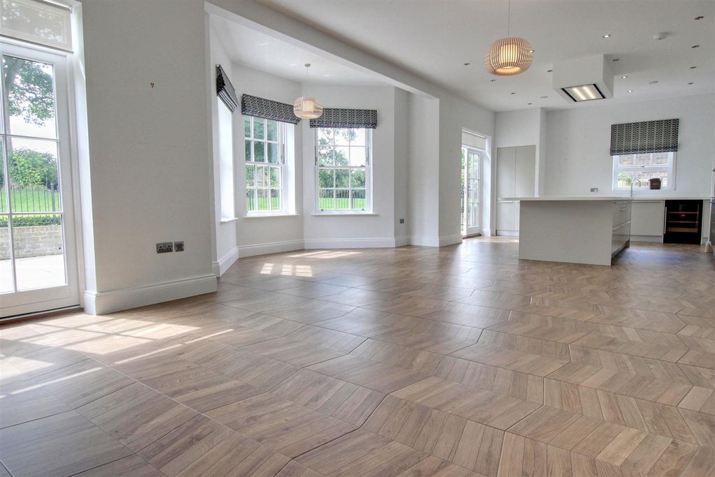Additional image 6 of 4 bed property to rentOld College Drive, Beverley HU17