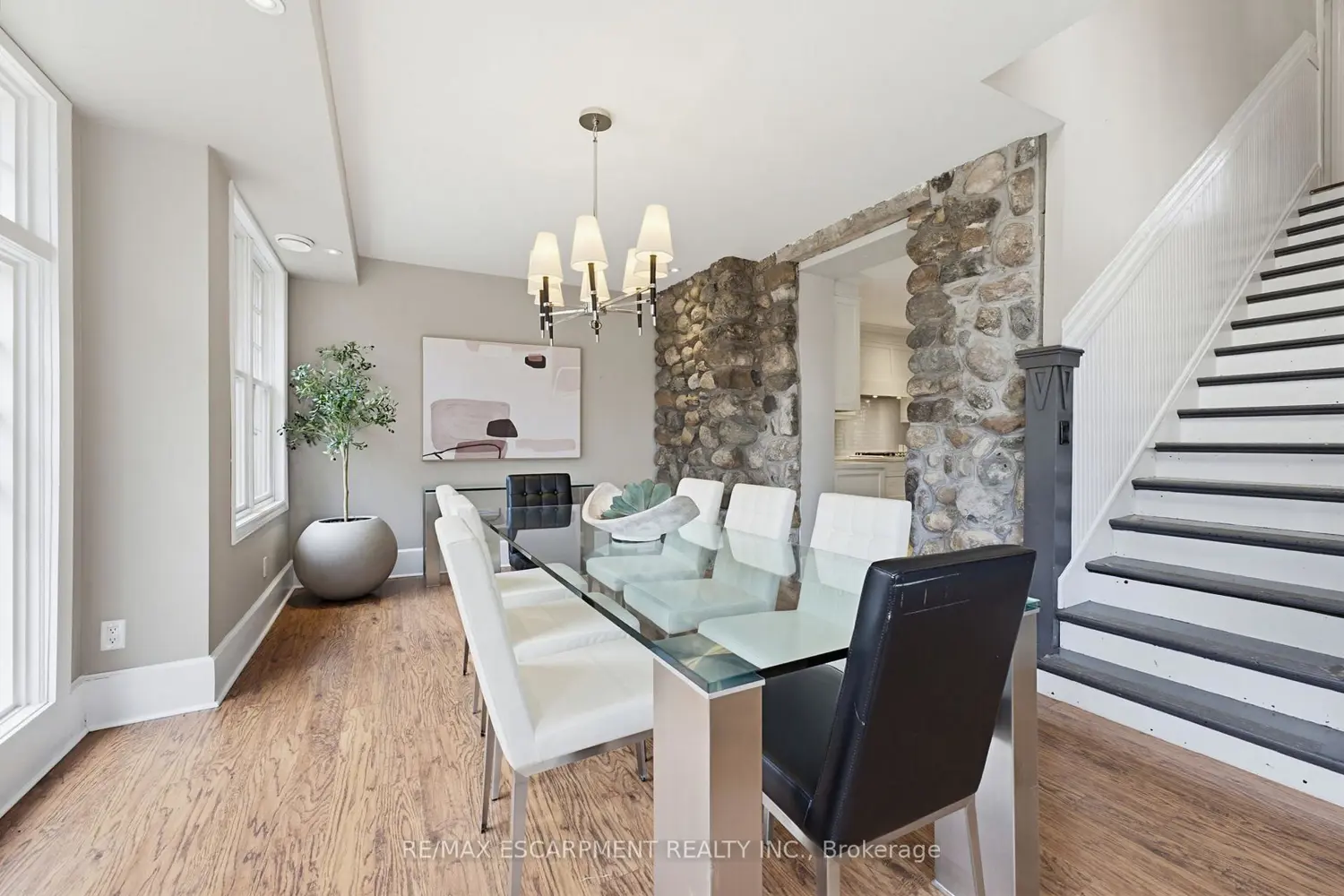 3083 Lakeshore Road