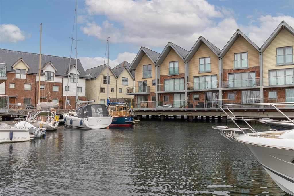 Additional image 10 of 3 bed property to rentHeron Square, Island Harbour, Newport PO30