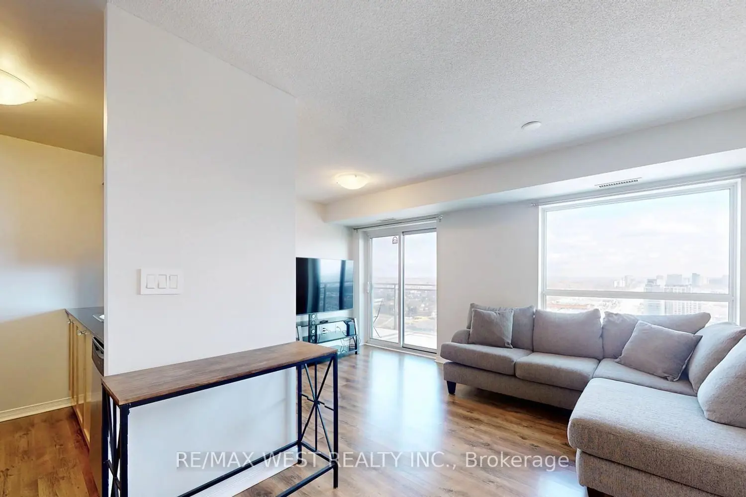 215 Queen Street 2108