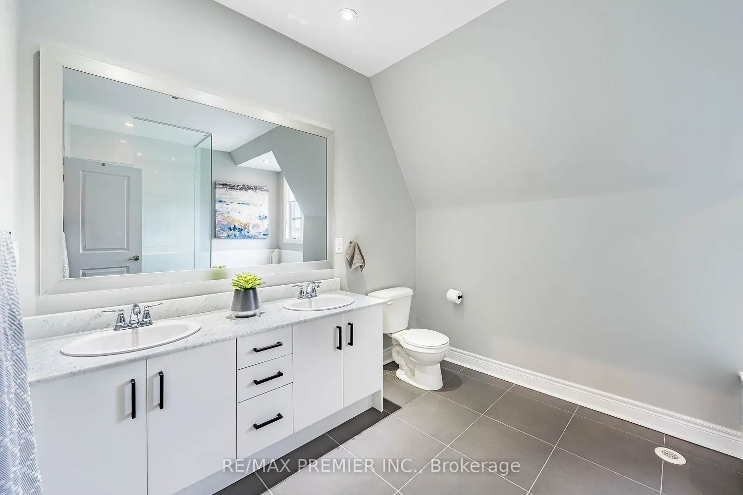 Additional image 16 of 8321 Kipling Avenue 16