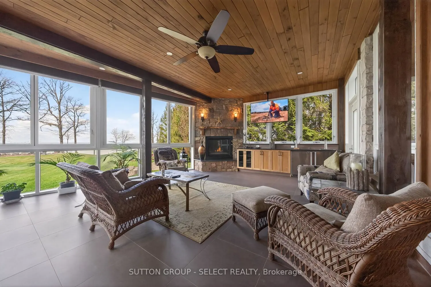 4544 Lakeshore Road photo 3
