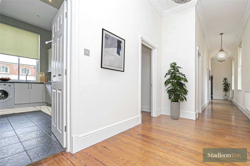 Additional image 4 of 3 bed flat to rentAlexandra House, Richmond Drive, Woodford Green, Essex IG8