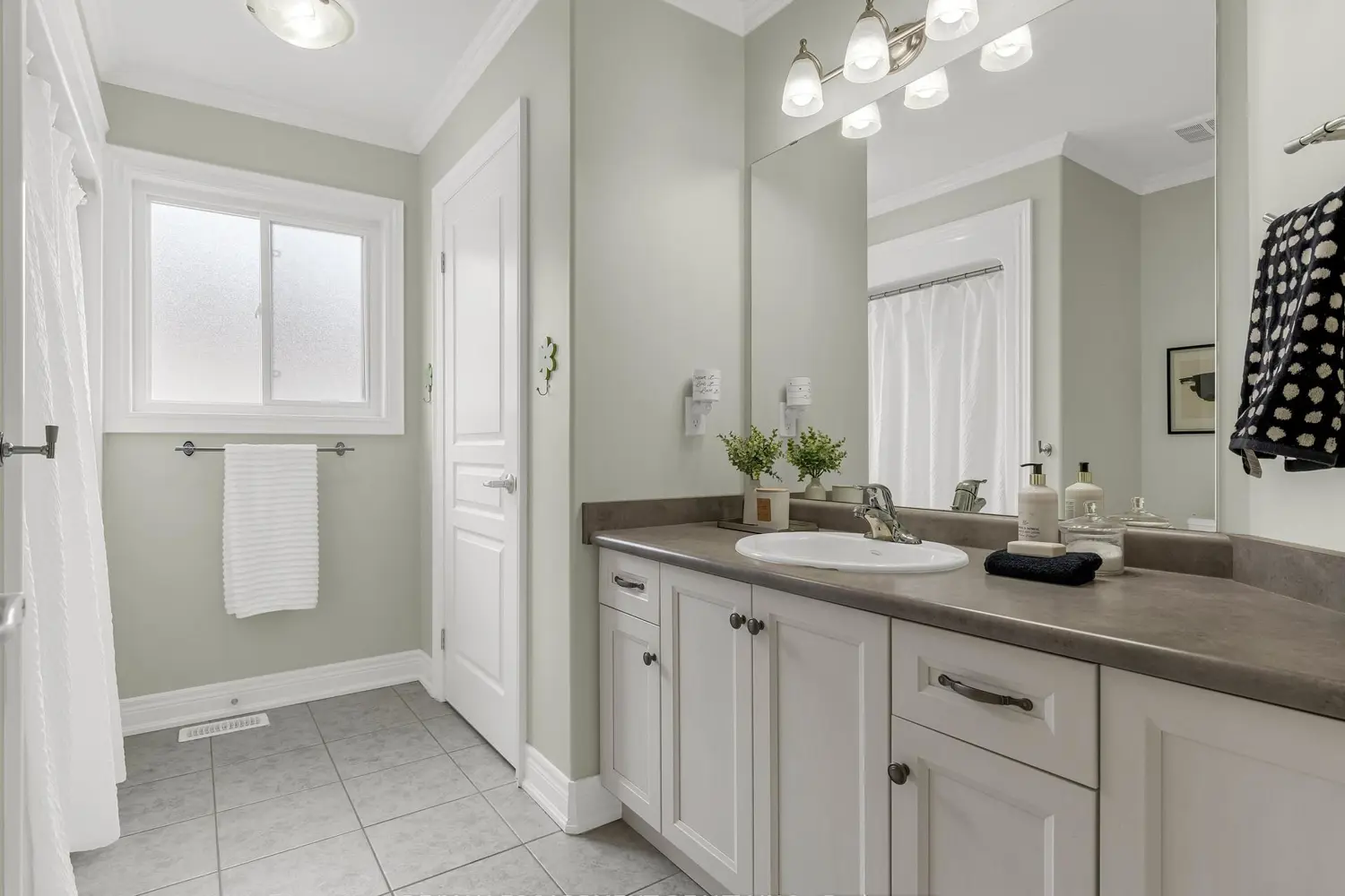 Additional image 14 of 4957 Gilmore Street