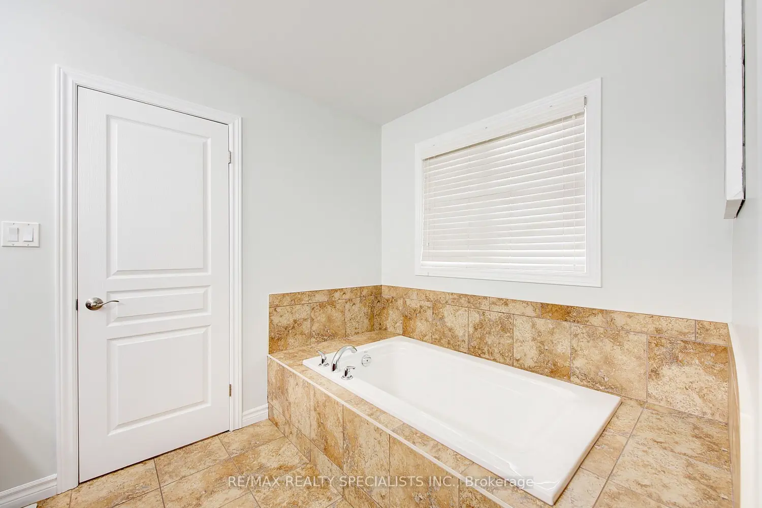 Additional image 13 of 1682 Cedarcreek Crescent
