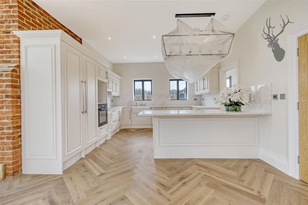 Additional image 9 of 4 bed detached house to rentMott Street, Loughton IG10