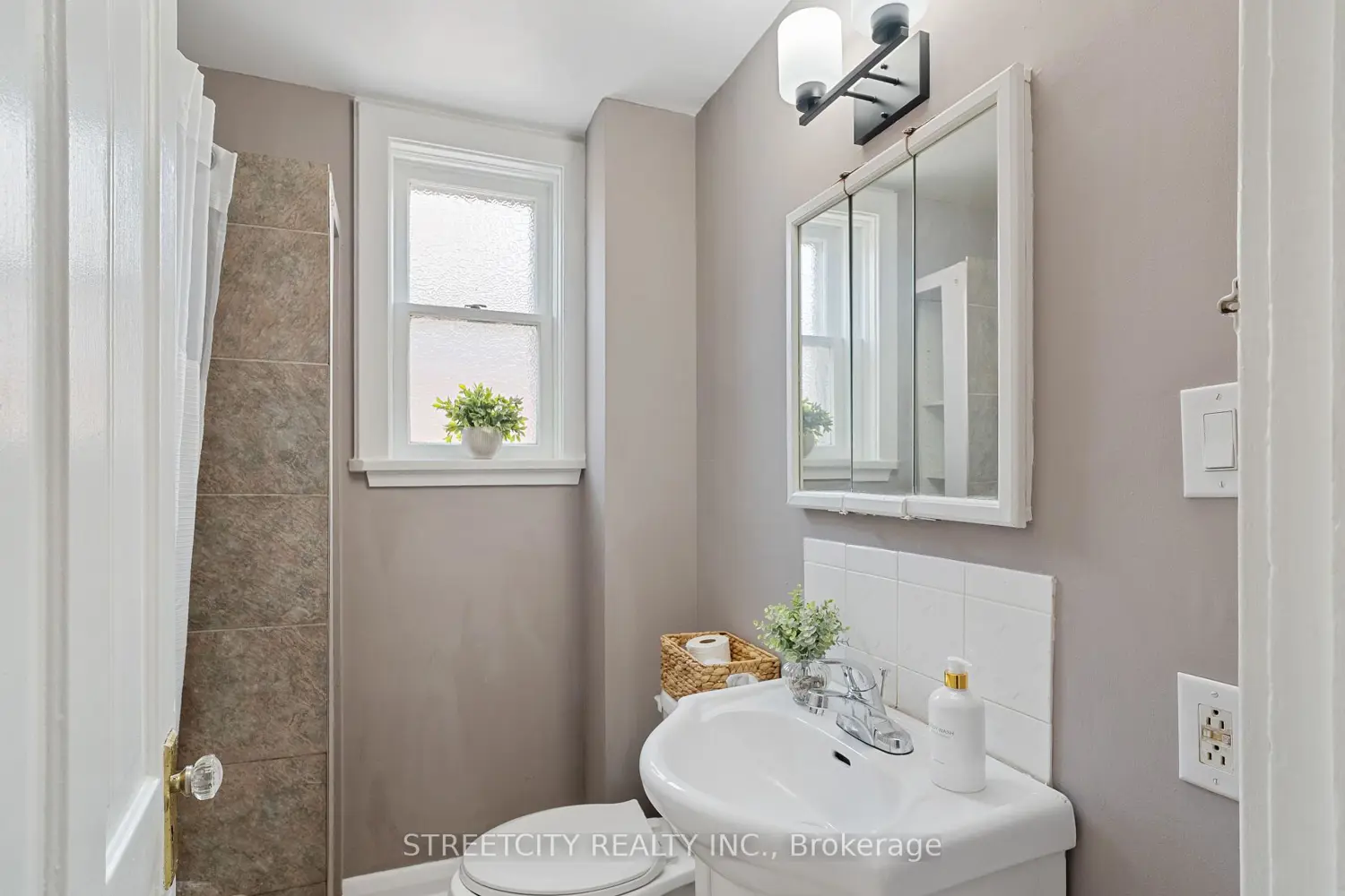 Additional image 11 of 239 Highbury Avenue
