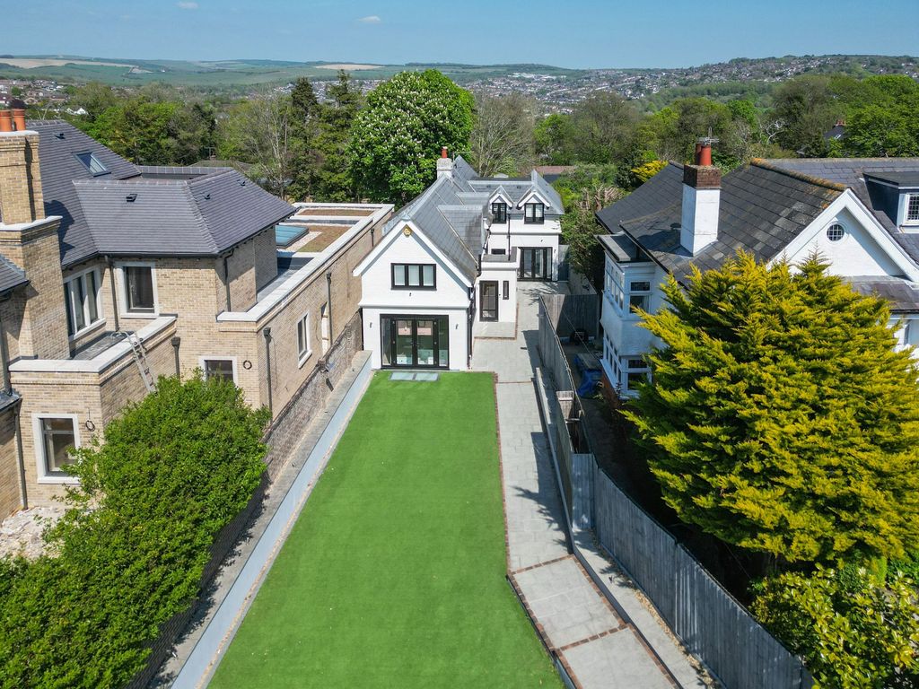 5 bed detached house to rentDyke Road Avenue, Brighton BN1