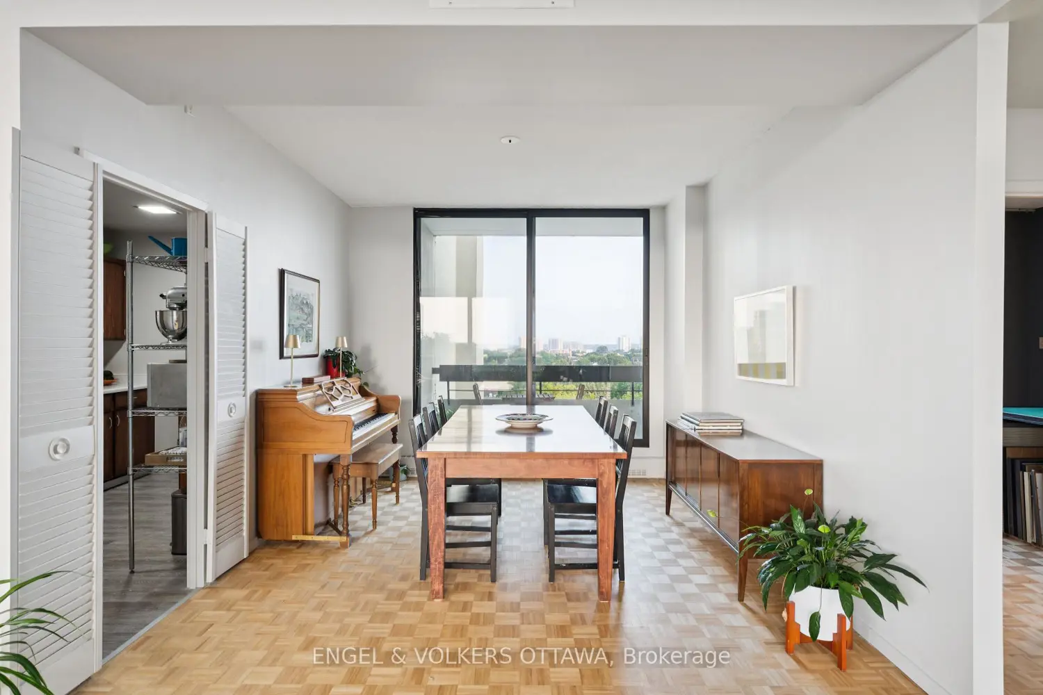 400 Laurier Avenue 8A photo 3