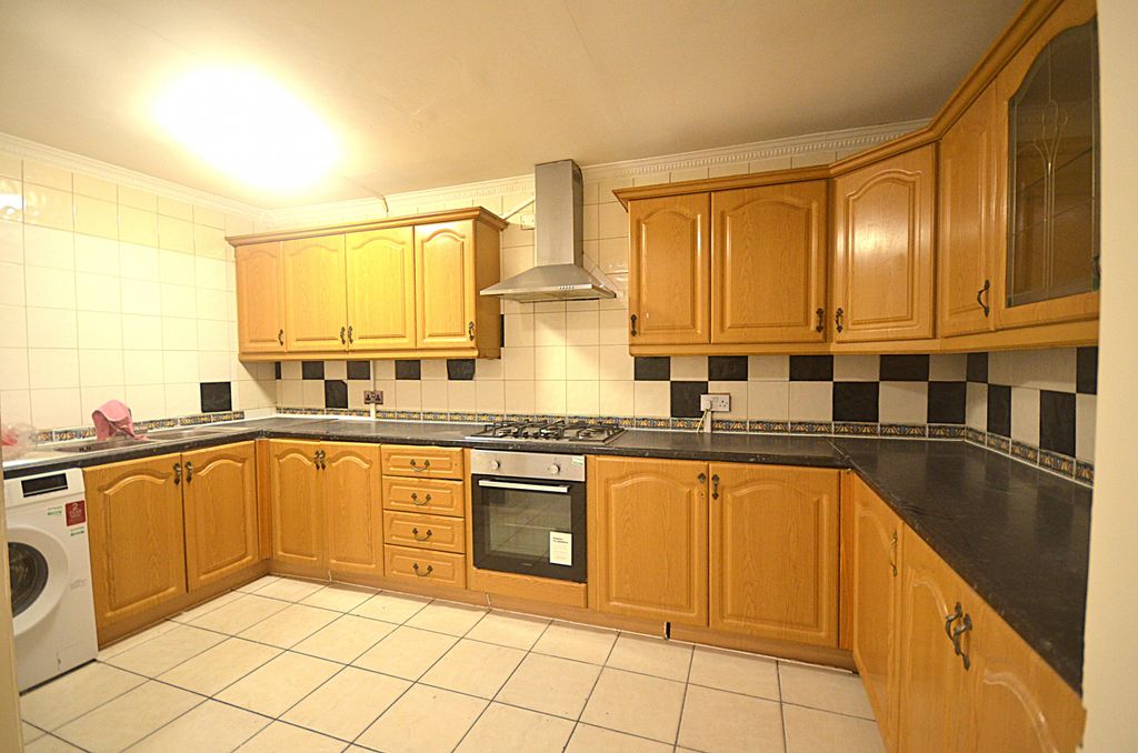 7 bed end terrace house to rentLoxford Lane IG1