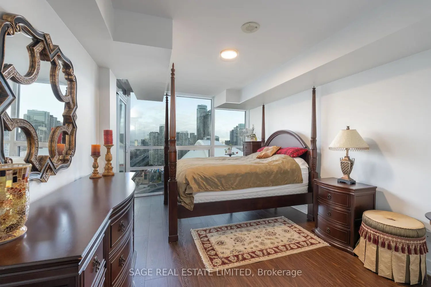 Additional image 7 of 19 Grand Trunk Crescent 3712