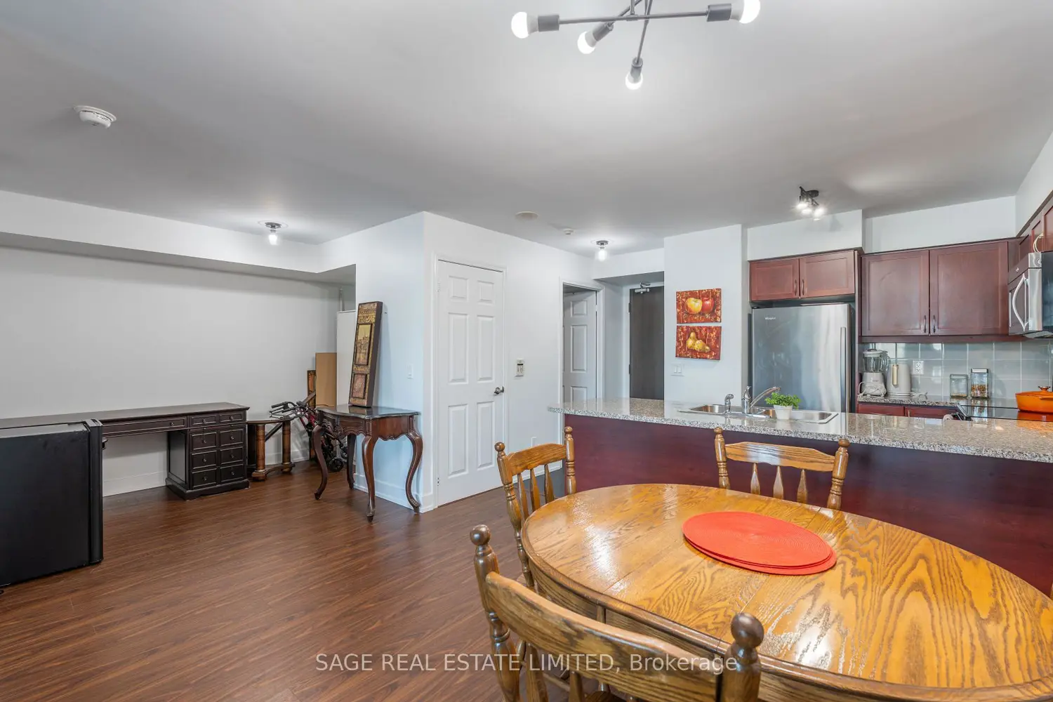 Additional image 4 of 19 Grand Trunk Crescent 3712