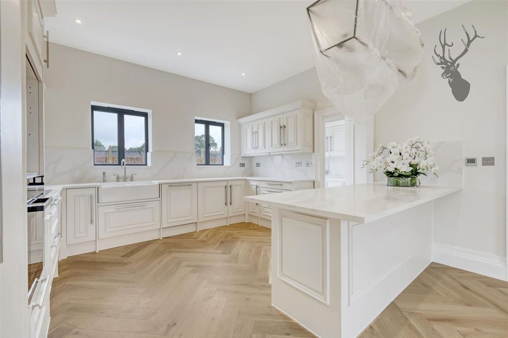 Additional image 4 of 4 bed detached house to rentMott Street, Loughton IG10